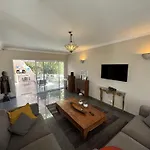 House - Beachhouselagos - Meia Frühstückspension